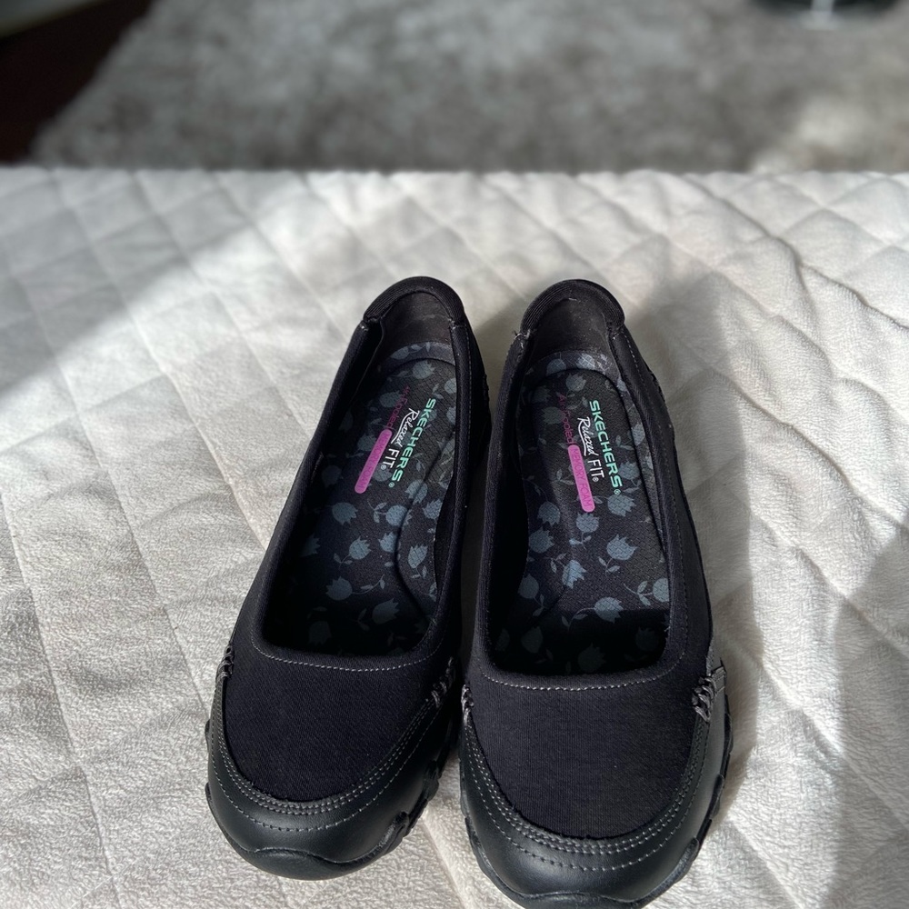 SKECHERS RELAXED FIT SZ9